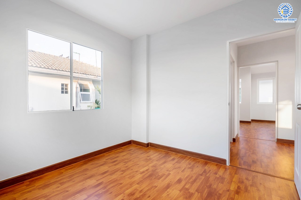 บ้านมือสองตกแต่งใหม่ คุณภาพแบรนด์ LH ม.ชลลดา บางใหญ่-เซ็นทรัลเวสต์เกต เนื้อที่ 52.6 ตร.ว. ฟังก์ชั่น 3 ห้องนอน 2 ห้องน้ำ 2 ที่จอดรถ Facility ครบครัน พร้อมทุกการเข้าอยู่ บนทำเลเดินทางสะดวก ใกล้ถ.กาญจนาภิเษก และเพียง 10 นาทีถึงรถไฟฟ้า "สถานีคลองบางไผ่"...